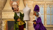 „Des Kaisers neue Kleider“: Picknickdecken-Puppentheater am Sonntag, 19. Juni, um 15 Uhr im Garten der Wewelsburg